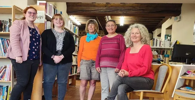 photo  amandine gouin, julie brillant, christine cousin, isabelle aubertin et nathalie valentin, des bénévoles très investies à la bibliothèque.  &copy;  ouest-france 