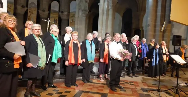 photo  le groupe oléna de la ferté-macé avec leur chef de chœur, richard berry, donnera un concert de chant, en l’église.  &copy;  ouest-france 