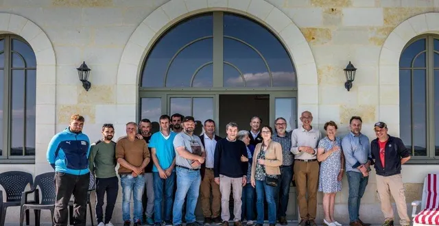 photo  les propriétaires du château de la flotte posent avec les artisans qui ont œuvré à la rénovation de l’orangerie.  &copy;  le maine libre 