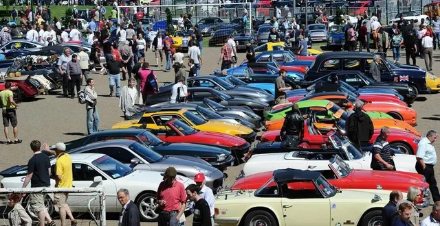 photo  à saint-saturnin, le vendredi avant le départ de la course, l’exposition au val-de-braye draine des milliers de personnes.  &copy;  archives le maine libre – denis lambert 