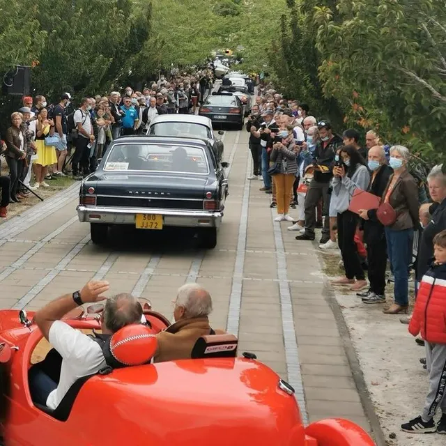 photo chaque année, des milliers de personnes assistent au défilé des véhicules.  ©  archives le maine libre
