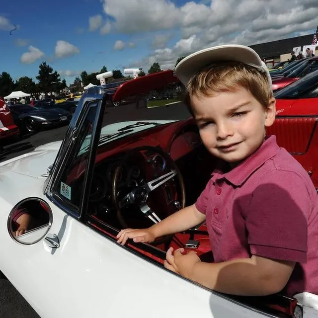 photo les enfants adorent ces moments où ils peuvent s’asseoir derrière le volant des belles voitures.  ©  archives le maine libre – denis lambert