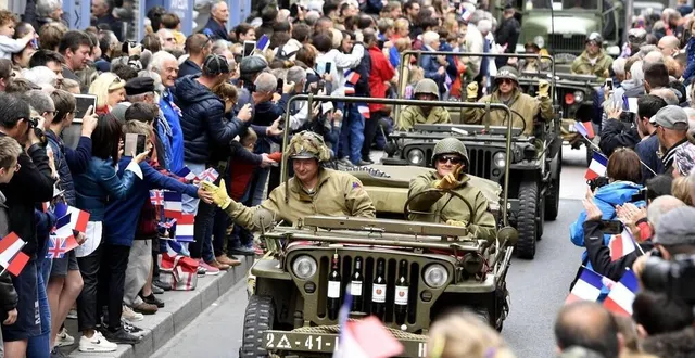 photo  la parade de la libération, dans les rues de bayeux (calvados), lors du 75e anniversaire du débarquement.  &copy;  stéphane geufroi / archives ouest france 