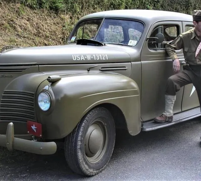 photo devant une plymouth p10 us, philippe et sylvie leforestier en tenues d’époque, lors du 75e anniversaire du débarquement de normandie.  ©  archives ouest-france / stéphane chotard
