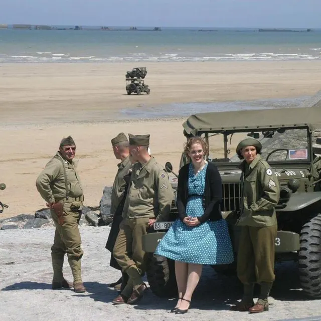 photo des collectionneurs sur la plage d’arromanches.  ©  archives ouest-france