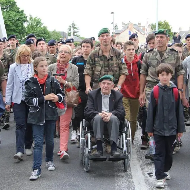 photo en 2014, 250 fusiliers marins et 450 écoliers et collégiens de la côte de nacre avaient marché quinze kilomètres sur les pas du commando kieffer. le vétéran léon gautier était avec eux.  ©  archives ouest-france