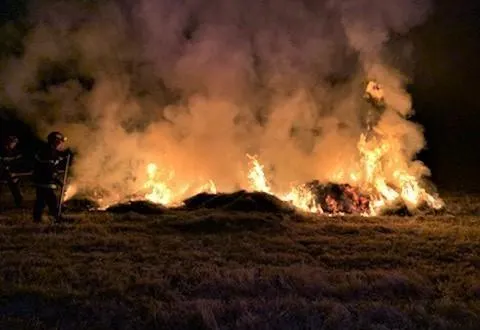 photo  les pompiers ont lutté contre l’incendie afin qu’il ne se propage pas plus.  &copy;  le maine libre 