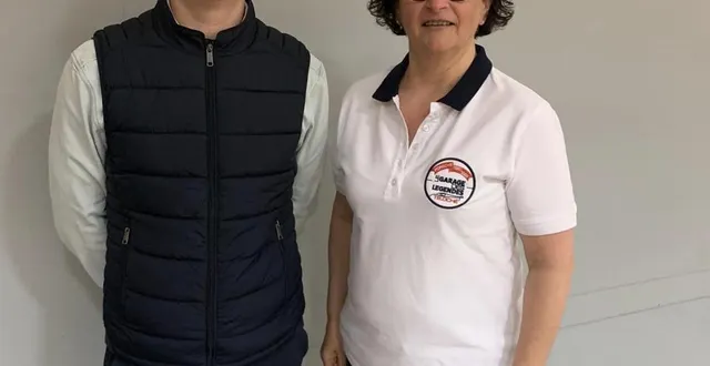 photo  mathis poulet, jeune pilote autombile manceau, et marie-noëlle sébillet, présidente de l’association teloch’événement.  &copy;  ouest-france 