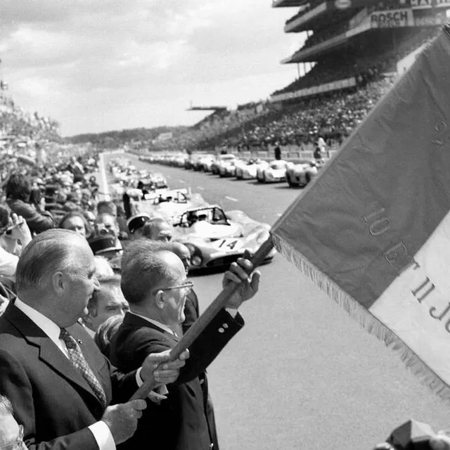photo en 1972, le président de la république georges pompidou avait donné le départ des 24 heures du mans.  ©  archives le maine libre