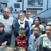 photo  les enfants du cme encadrés par quelques conseillers adultes écoutent attentivement les explications d’un ancien fondeur. 