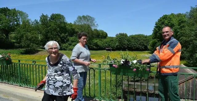 photo  josiane guilmin, bénévole, magali morin, conseillère municipale, responsable des espaces verts et pascal joubert employé communal.  &copy;  ouest-france 