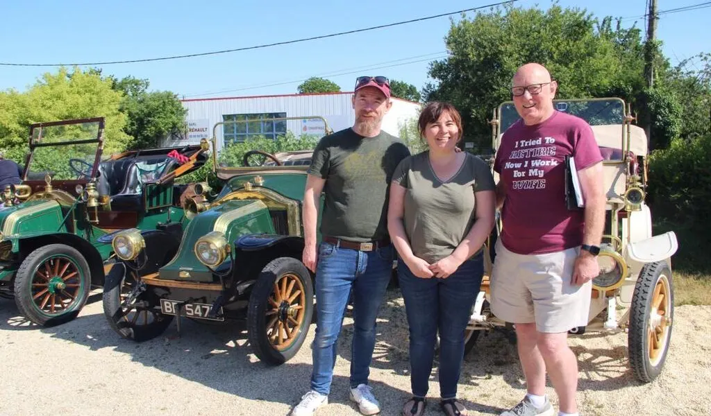 Vignoc. Quinze voitures anciennes en visite chez Biscuits & Co Saint