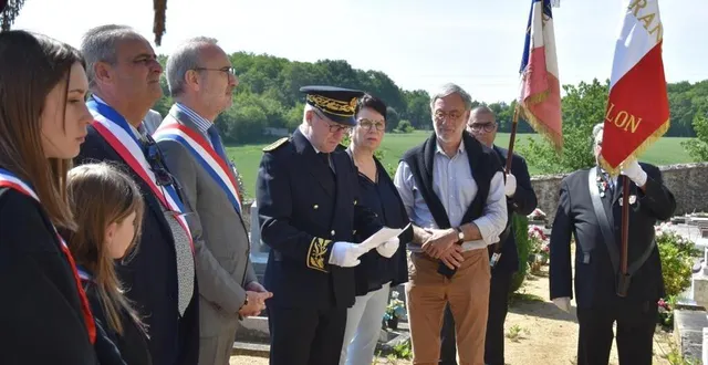 photo  étaient présents à la cérémonie au cimetière de dollon, philippe corbin, petit-fils de rené corbin, olivier compain, sous-préfet de la sarthe, des élus et deux représentants du conseil municipal jeunes.  &copy;  le maine libre 