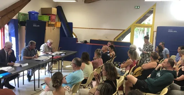 photo  les membres du bureau de l’association des parents d’élèves ont d’abord répondu au président de l’intercom, frédéric leveillé, assisté de jean-louis ménereul, vice-président chargé des affaires scolaires. puis d’autres parents ou des soutiens – grands-parents, nounou, et l’ancien directeur de l’école – ont donné leur avis.  &copy;  ouest-france 