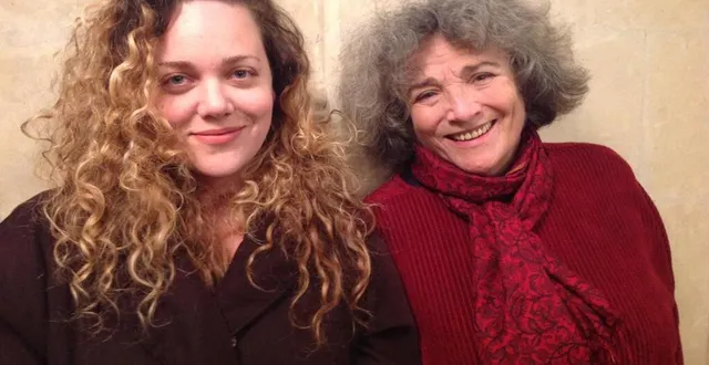 photo  madeleine besson (à gauche) participe à la soirée spéciale de sa mère coline serreau samedi.  &copy;  le maine libre 