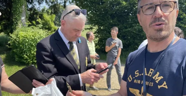photo  romain bon distribue des douilles du char du lieutenant galvin, décédé à berjou (orne) le 16 août 1944.  &copy;  ouest-france 