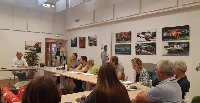 photo  le conseil municipal dans une salle décorée avec les tableaux de jean paoletti et un look 24 heures   &copy;  le maine libre 