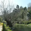 photo saint-céneri-le-gérei, village normand au cœur des alpes mancelles. tout là-haut, l’église romane ; à ses pieds, coule la sarthe.