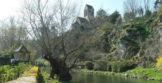 photo  saint-céneri-le-gérei, village normand au cœur des alpes mancelles. tout là-haut, l’église romane ; à ses pieds, coule la sarthe.  &copy;  franck schmitt 