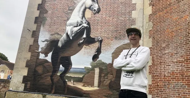 photo  andréa ravo mattoni, artiste italien, a peint à la bombe une fresque sur un des murs du haras du pin, en s’aidant de l’intelligence artificielle.  &copy;  ouest-france 