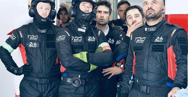 photo  l’inquiétude des mécaniciens dans les stands après le violent crash des essais libres.  &copy;  photo : marc ollivier/ouest-france 