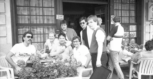photo  l’équipe de derek bell à la terrasse de l’hôtel de france à la chartre-sur-le-loir.  &copy;  archives ouest france 