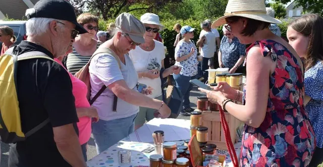 photo  samedi dernier, la journée d’animation de l’office de tourisme maine cœur de sarthe a connu un franc succès. 270 personnes ont participé aux sentiers gourmands : quatre parcours, des dégustations, des découvertes de lieux, un marché de producteurs et une soirée dîner-spectacle en guise de fin.  &copy;  ouest-france 