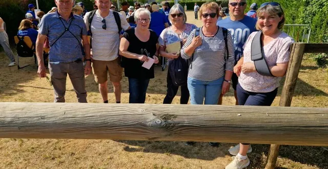 photo  avant de prendre le départ, thierry (2e en partant de la gauche) et ses amis arboraient un large sourire.  &copy;  ouest-france 