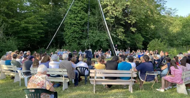 photo  les jardins de l’abbaye ont accueilli un public nombreux pour une soirée champêtre.  &copy;  le maine libre 