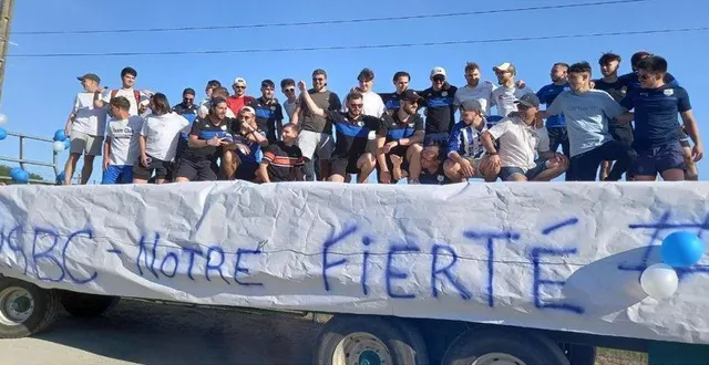 photo  dimanche les joueurs et dirigeants de l’union sportive bazouges-cré ont traversé la commune sur une remorque décorée.  &copy;  us bazouges cré 