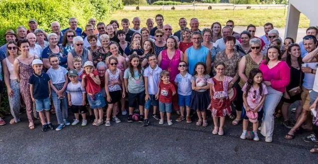 photo  les descendants de bernard et odile hemme se sont réunis à la chapelle-gaugain.  &copy;  le maine libre 