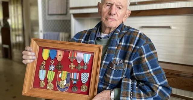 photo  raymond tauvel avec ses décorations militaires.  &copy;  ouest-france 