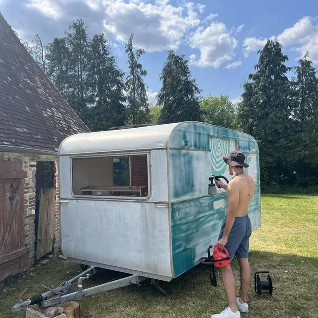 photo les bénévoles du biches festival réutilisent des anciennes caravanes pour monter des stands.  ©  ouest-france
