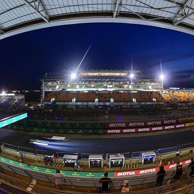 photo championnat du monde de course endurance wec – 24 heures du mans autos essais qualificatifs 1  ambiance circuit de nuit  photo vincent michel / ouest-france  ©  vincent michel / ouest-france