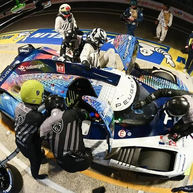 photo essais  peugeot 9x8 / peugeot sport n°94 pilotée par loïc duval – gustavo menezes – nico müller.  ©  franck dubray / ouest france