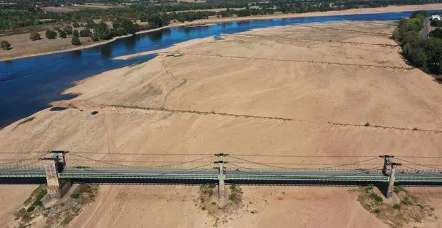 photo  le projet de réserve de substitution permettrait aux irrigants de tenir vingt jours, en cas d’arrêté préfectoral les interdisant de pomper dans la loire (ici durant l’été 2022)  &copy;  archives 