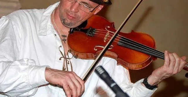 photo  robert mockel avec son violon.  &copy;  terre de swing 