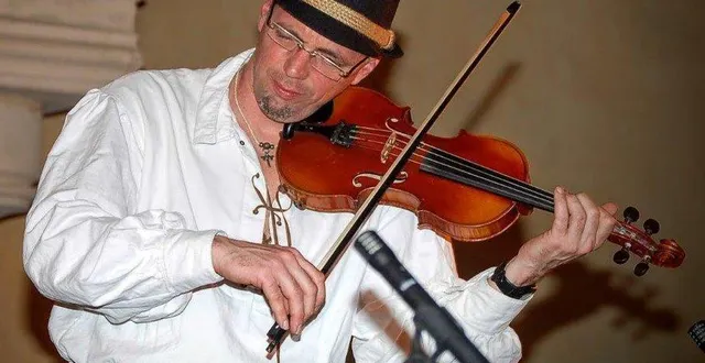 photo  robert mockel, au violon, avec son groupe enchaînera des airs connus  du jazz manouche.  &copy;  ouest-france 