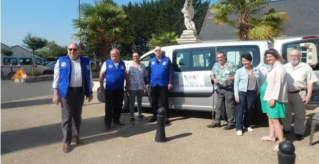 photo  l’association abord’âge a vendu des gâteaux sur le marché et reçu un chèque remis par le lions club du val de loir.  &copy;  le maine libre 