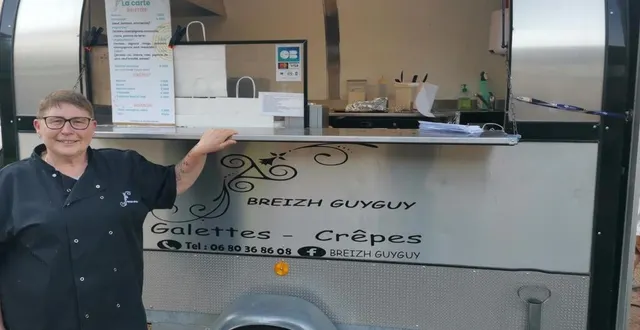 photo  guylaine damenet installe son food-truck sur la place le vendredi soiret peut-être certains dimanches matin.  &copy;  ouest-france 