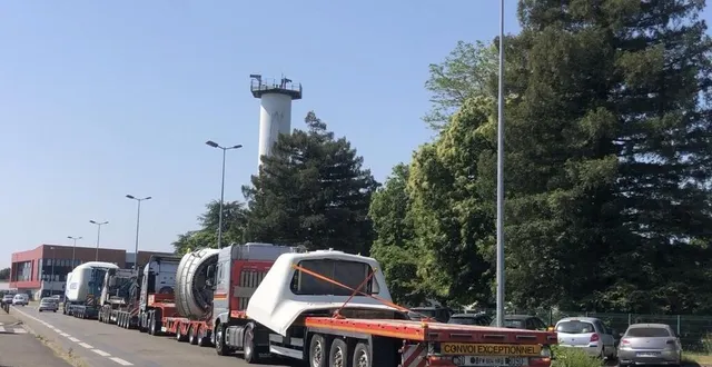 photo  la nouvelle nacelle d’éolienne est arrivée en quatre morceaux au lycée claude-chappe d’arnage, mercredi matin.  &copy;  ouest-france 