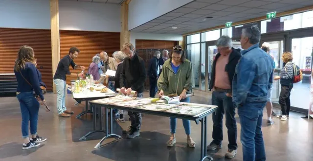 photo  les participants ont dégusté un buffet de produits naturels avant et après la projection du film « la fabrique des pandémies ».  &copy;  le maine libre 