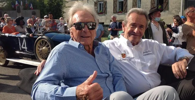 photo  derek bell et jacky ickx sont arrivés dans la bentley du propriétaire de l’hôtel de france.  &copy;  le maine libre 