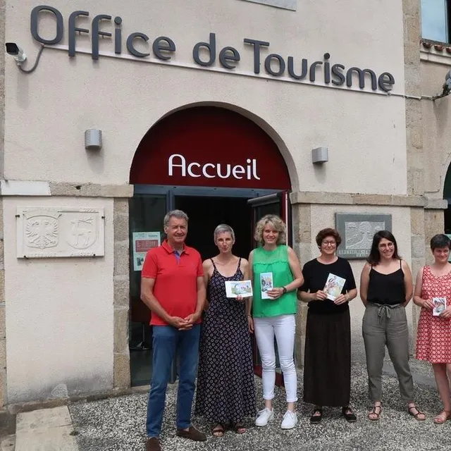photo président de l’office de tourisme, philippe robin, la directrice cécile guyonnaud (à sa gauche) et l’équipe sont prêts.  ©  co – damien carboni