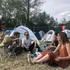 photo camille, ali, lucien, hadjar et mathilde ont planté leurs tentes ce vendredi après-midi. ils assisteront aux trois jours du biches festival.