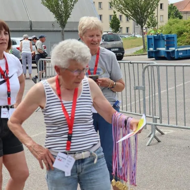 photo micheline bailly, 82 ans, qui détient le record de france 2022 du 100 m dans sa catégorie, a remis des médailles aux jeunes coureurs.  ©  ouest-france