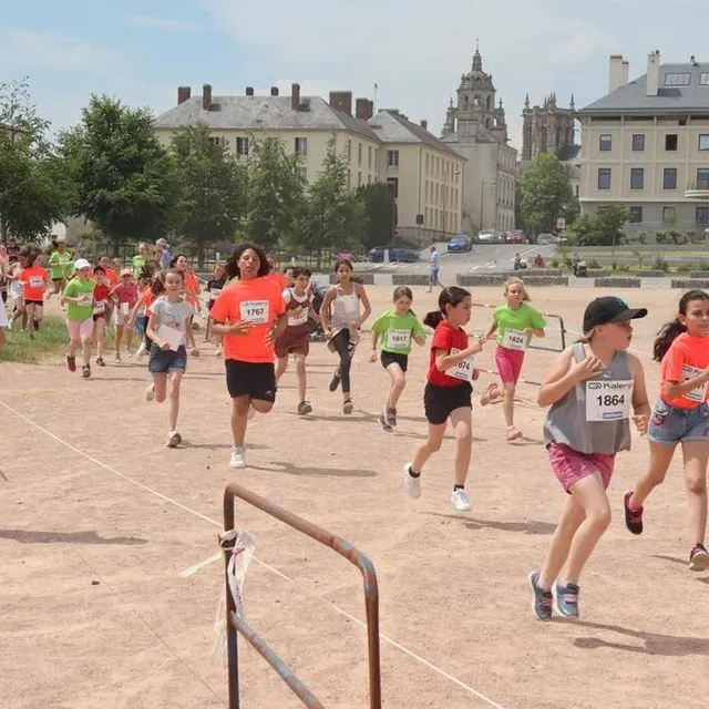 photo les scolaires ont couru sur le champ de foire d’argentan.  ©  ouest-france