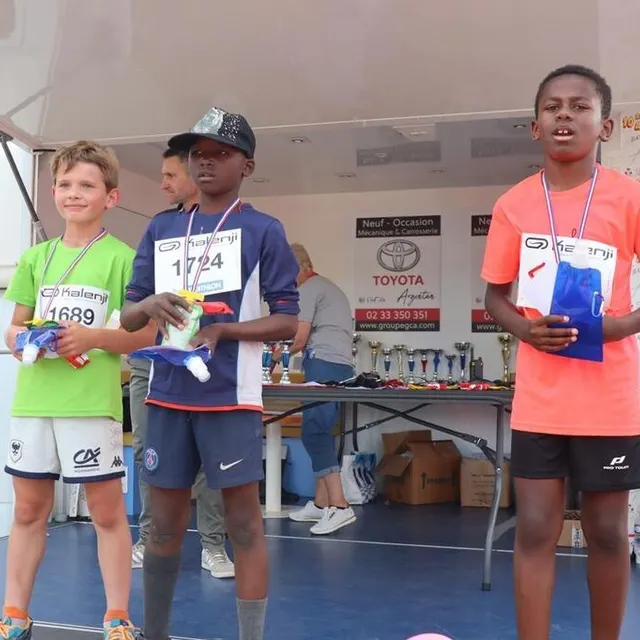 photo après chaque course, les trois premiers étaient félicités. les premiers remportaient une coupe, et les deux autres un lot offert par l’un des partenaires.  ©  ouest-france
