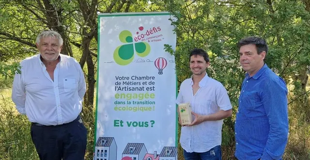 photo  de gauche à droite, alain marquet (premieradjoint), pierre coudert, les bocaux à papa, et gilles roulland, président de la commission territoriale grand-angers.  &copy;  ouest-france 
