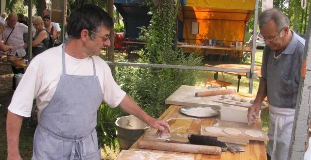 photo  dimanche 11 juin, au moulin de rotrou, à vaas, c’est la fête des fouées, ce petit pain d’origine angevine.  &copy;  archives le maine lobre 